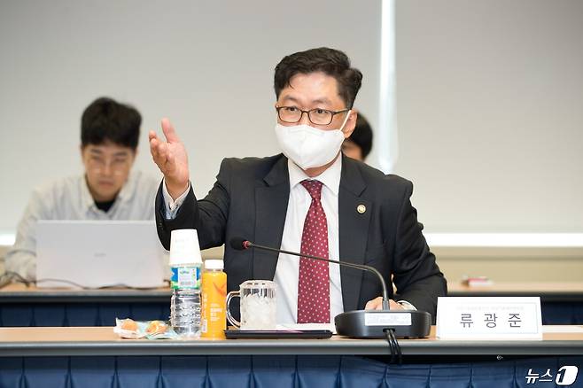 류광준 과학기술정보통신부 과학기술혁신본부장이 23일 오후 서울 종로구 광화문교보빌딩 국가과학기술자문회의 대회의실에서 열린 '2024년 제3회 국가연구개발사업평가총괄위원회'를 주재하고 있다. (과학기술정보통신부 제공) 2024.4.23/뉴스1