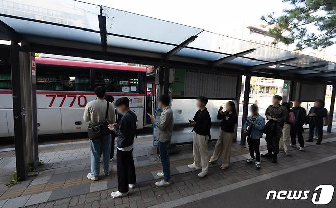 경기 수원시 장안구의 한 버스정류장에서 시민들이 광역버스를 기다리고 있다. 2023.10.10/뉴스1 ⓒ News1 이재명 기자