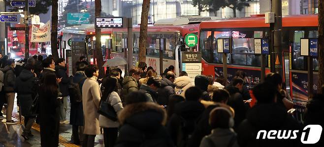 서울 중구 명동에서 시민들이 광역 버스를 기다리고 있다. 2024.1.9/뉴스1 ⓒ News1 김진환 기자