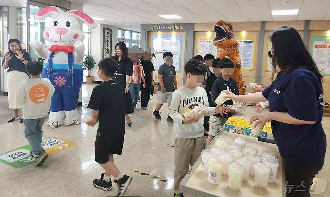 충북도교육청 특수교육원은 2일 어린이에 대한 사랑과 보호의 정신을 확산하기 위해 어린이날 행사를 진행했다.(충북교육청 제공)/뉴스1
