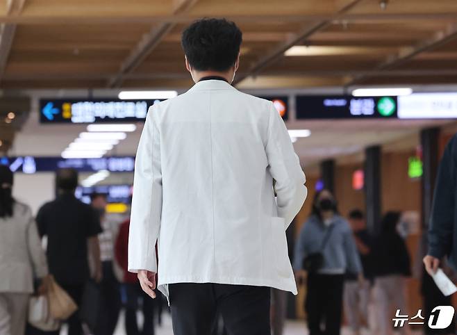 한 대학병원에서 의료진이 이동하고 있다. 2024.4.26/뉴스1 ⓒ News1 박지혜 기자