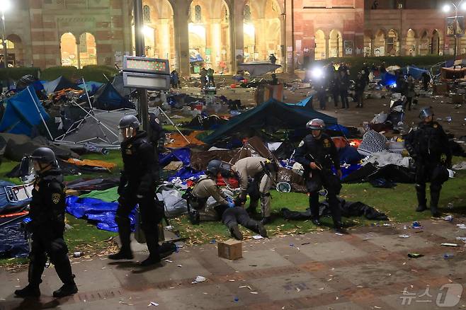 미국 캘리포니아대 로스앤젤레스 캠퍼스(UCLA)에 2일(현지시간) 공권력이 투입되어 텐트촌을 강제 해체하고 학생 수십명을 연행했다 ⓒ 로이터=뉴스1