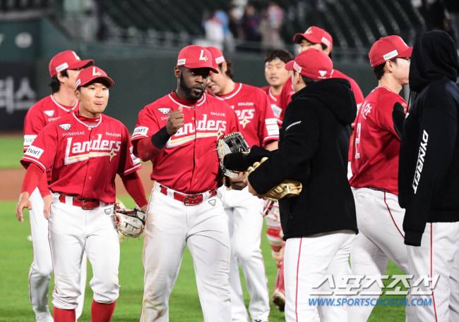 경기 종료 후 승리의 기쁨을 나누고 있는 SSG 선수들. 송정헌 기자songs@sportschosun.com