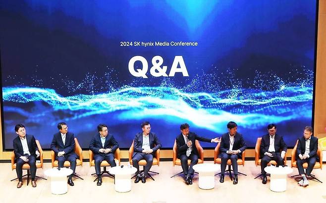 2일 이천 하이닉스 본사에서 열린 기자간담회에 참석한 류병훈 부사장(미래전략 담당), 최우진 부사장(P&T 담당), 김영식 부사장(제조기술 담당), 김주선 사장(AI Infra 담당), 곽노정 대표이사 사장, 안현 부사장(N-S Committee 담당), 김우현 부사장(CFO), 김종환 부사장(D램개발 담당) /SK하이닉스