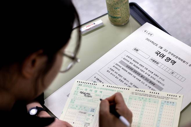 지난 3월 28일 2025학년도 대학수학능력시험(수능) 대비 3월 전국연합학력평가가 시행된 가운데 서울 영등포구 영등포여자고등학교에서 수험생들이 시험 준비를 하고 있다. /조선DB