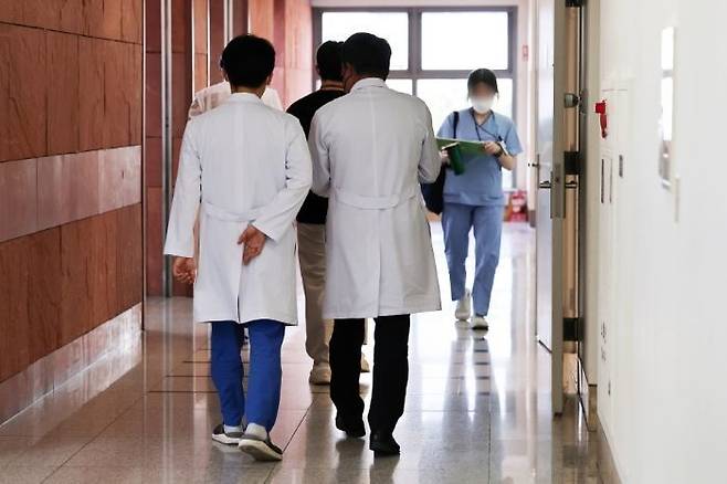 의사들의 무더기 사직 효력이 현실화될 수 있다는 우려가 높아지는 가운데 지난 달 23일 오전 서울 시내 한 대학병원에서 의료진이 이동하고 있다. ⓒ연합뉴스