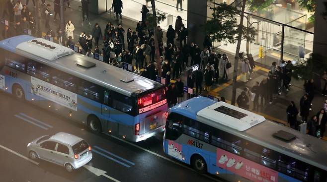 지난 1월 서울 중구 명동에서 시민들이 광역 버스를 기다리고 있다.  ⓒ News1