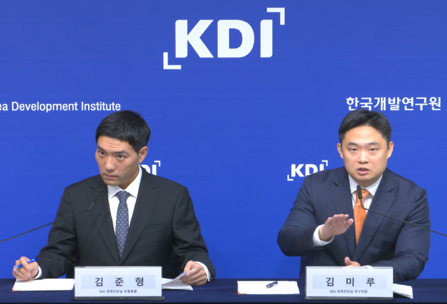김준형 한국개발연구원 경제전망실 모형총괄(왼쪽)과 김미루 연구위원(오른쪽)이 브리핑을 하고 있다. <e브리핑>