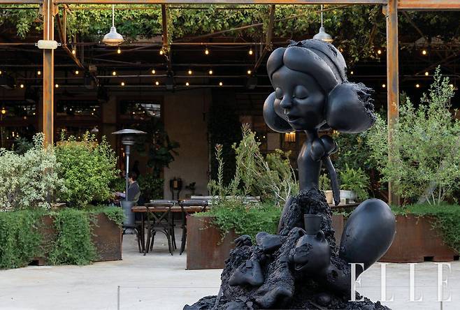 갤러리 하우저 & 워스 내 레스토랑 ‘마누엘라’와 폴 매카시의 작품.