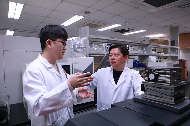 인수일 DGIST에너지공학과 교수(오른쪽)와 김홍수 박사가 연구내용에 대해 이야기를 나누고 있다.