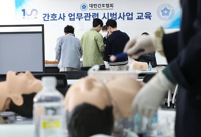 간호협회서 전담간호사 교육받는 지원자들 (서울=연합뉴스) 류영석 기자 = 의료공백이 계속되는 가운데 25일 오전 서울 중구 대한간호협회 서울연수원에서 전담간호사 시범사업 교육에 지원한 간호사들이 간호술기 공통워크숍 교육을 받고 있다. 2024.4.25 ondol@yna.co.kr (끝)