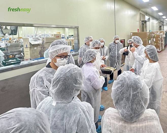 해외 식품회사 바이어, 농림수산식품부 관계자 등이 경기 용인 프레시지 HMR 전문 공장에 방문해 투어를 진행하고 있다.