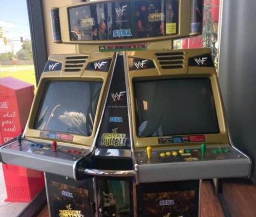 (세가의 WWF 로얄럼블. 4인용 게임기이다)