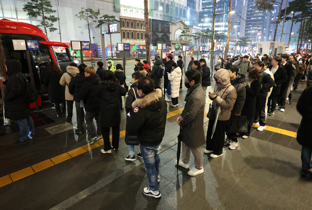 지난 1월9일 오후 서울 중구 명동입구 정류장에서 시민들이 버스를 타기 위해 기다리고 있다. 연합뉴스