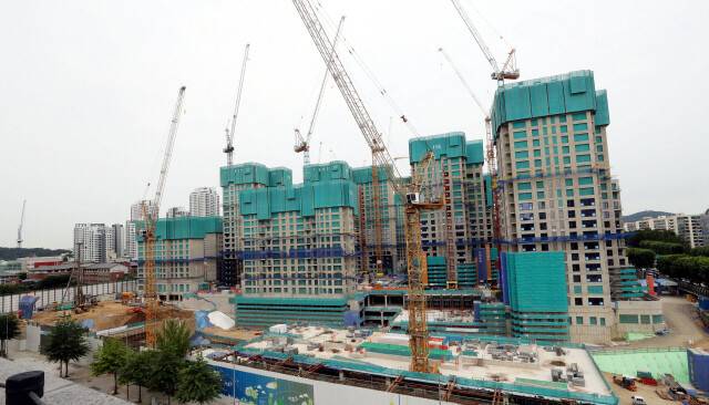 2022년 7월12일 오전 서울 서초구 반포동 래미안 원베일리 공사현장 모습. 김경호 선임기자 jijae@hani.co.kr