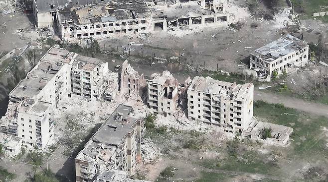 최근 몇달 동안 러시아군의 집중 공격을 당하고 있는 우크라이나 동부 주요 도시 차시우야르의 아파트 건물들이 폭격을 당해 폐허로 변했다. 차시우야르/우크라이나 경찰 AP 연합뉴스
