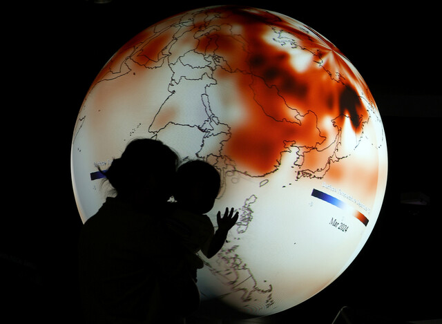 4월28일 대구 달성군 국립대구과학관을 찾은 시민들이 올해 기후 예상을 보여주는 SOS(Science On a Sphere) 시스템을 살펴보고 있다. 연합뉴스