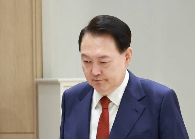 윤석열 대통령이 지난 1일 서울 용산 대통령실 청사에서 열린 중장 진급·보직 신고 및 삼정검 수치 수여식을 마친 뒤 이동하고 있다. 연합뉴스