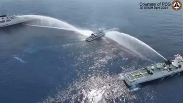 중국 해경선 두 척이 지난달 30일 남중국해 스카버러 암초 인근에서 필리핀 선박을 향해 물대포를 쏘고 있다. 필리핀 해안경비대 제공