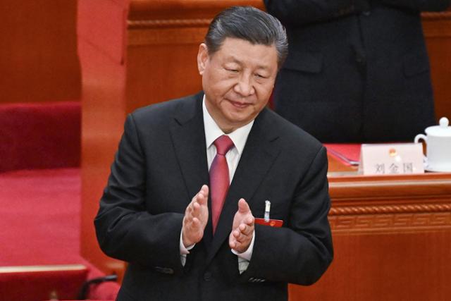 시진핑 중국 국가주석이 지난 3월 11일 베이징 인민대회당에서 열린 제 14차 전국인민대표대회 폐막식에서 박수를 치고 있다. 베이징=AFP 연합뉴스