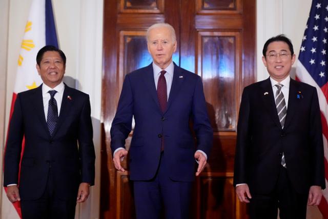 조 바이든(가운데) 미국 대통령이 지난달 11일 미국 워싱턴 백악관에서 열린 미국·일본·필리핀 3국 정상회의에 앞서 기시다 후미오(오른쪽) 일본 총리, 페르디난드 마르코스 주니어 필리핀 대통령과 기념 촬영을 하고 있다. 워싱턴=AP 뉴시스