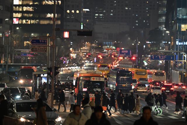 지난 1월 10일 서울 명동 국민권익위원회 사무실 앞 도로에서 광역버스를 이용하려는 시민들이 버스를 기다리고 있다. 서재훈 기자