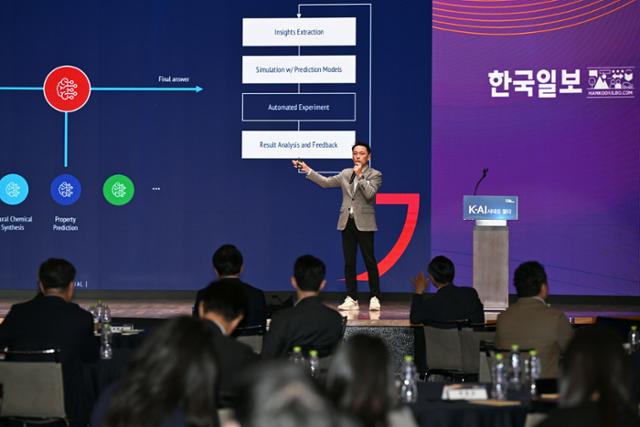 이화영 LG AI연구원 상무가 2일 서울 중구 대한상공회의소에서 열린 '2024 한국포럼'에서 K-AI의 미래 세션에서 '엑사원(EXAONE), AI 대전환 시대를 열다'를 주제로 강연을 하고 있다. 박시몬 기자
