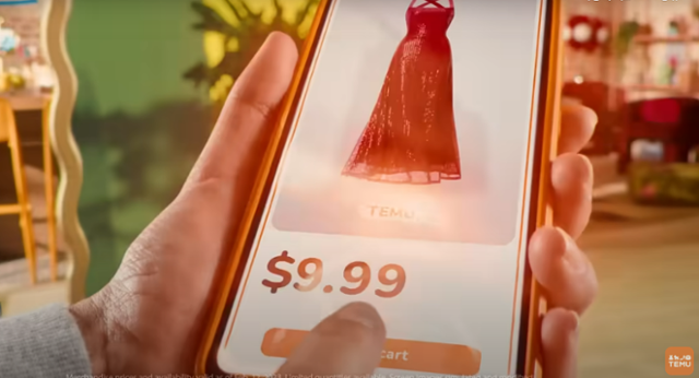 중국 기업 핀둬둬가 만든 온라인 쇼핑몰 테무가 지난달 슈퍼볼에 내보낸 TV 광고의 한 장면. 9.99달러짜리 드레스를 주문하는 이용자의 모습을 담았다. 테무 광고영상 캡처