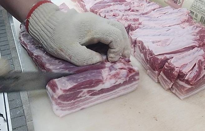 연이은 '비계 돼지고기' 논란으로 안타깝다는 글을 올린 제주의 한 자영업자 본인 가게에서 취급한다고 올린 고기(사진, 온라인 커뮤니티 갈무리)