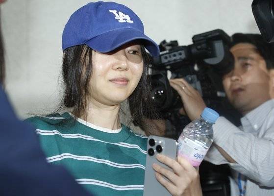 민희진 어도어 대표가 25일 오후 서울 서초구 한국컨퍼런스센터에서 배임 의혹에 관한 기자회견을 하기 위해 입장하고 있다. 뉴스1