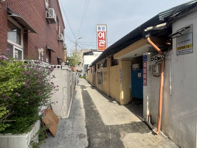 ▲ 홍천군도시재생지원센터는 침체된 홍천 전통시장 인근 구도심에 그린어울림센터 건립을 추진하는 등 도시재생사업에 박차를 가하고 있다. 사진은 그린어울림센터가 들어설 부지인 중앙여관 골목.