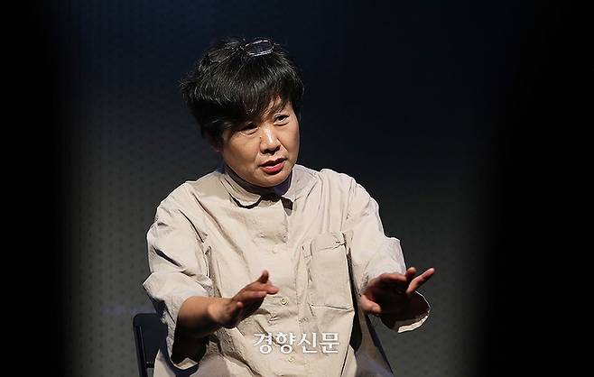 5인 미만 사업장에서 일하는 여성 노동자 이수영 씨가 3월 19일 서울 종로구 전태일기념관에서 경향신문 조해람 기자와 인터뷰하고 있다. 김창길기자