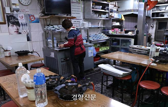 서울 종로구 세운상가의 한 식당에서 직원이 일하고 있다.