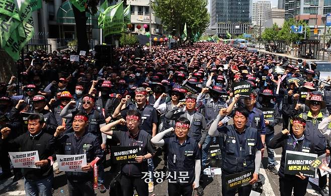 A construction workers\' resolution meeting to carry on the spirit of the Yang hoe-dong columnists is held in front of the Seodaemun-gu Police Station on Labor Day, the one-year anniversary of their deaths. By Kim Chang-gil