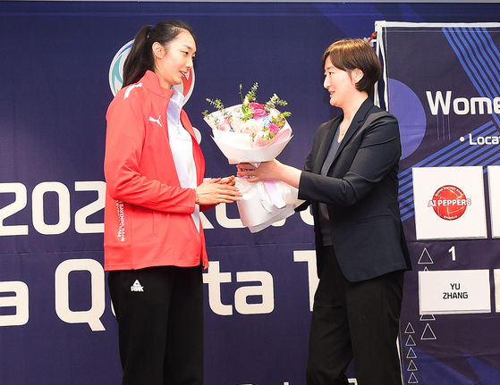 Chinese middle blocker Yu Zhang, left, and Gwangju Pepper Savings Bank AI Peppers head coach Chang So-yun at the Asia Quota draft at Jeju Sun Hotel & Casino in Jeju on Wednesday. [KOVO]