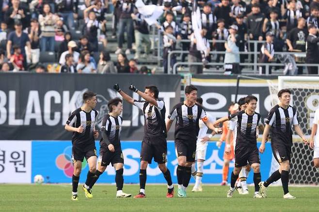 성남 선수단. 한국프로축구연맹