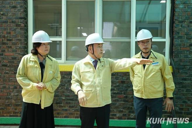 김지철 충남교육감이 2일 천안 신방초등학교를 찾아 샌드위치 패널 건물 등 여름철에 대비해 시설물 안전점검을 하고 있다.