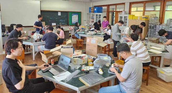 교사들이 ‘2024 전남과학축전’에서 활용할 과학탐구꾸러미를 제작하고 있다. 전남교육청