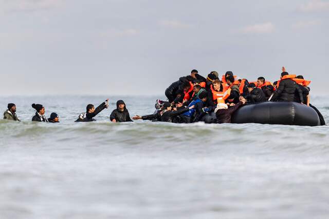 지난 26일(현지시간) 프랑스 북부 덩케르크 인근 해변에서 이민자들이 영국 해협을 건너기 위해 소형보트에 올라타고 있다. AFP연합뉴스