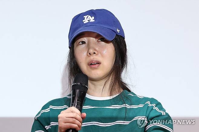 기자회견에서 발언하는 민희진 대표 / 사진=연합뉴스