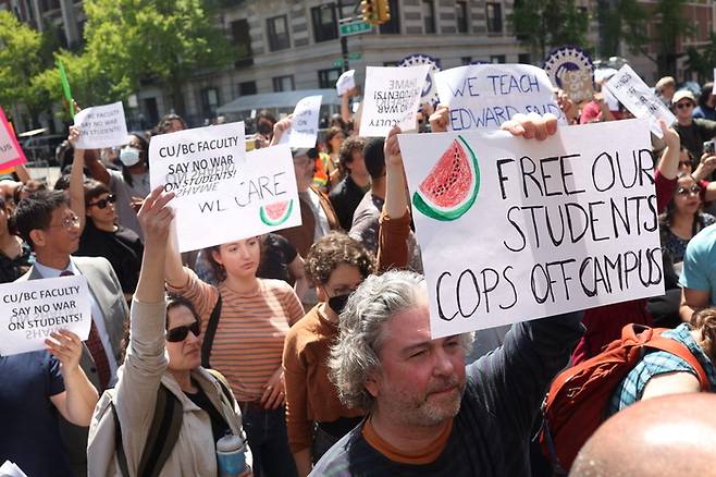 미국 뉴욕 컬럼비아대 교수들이 1일(현지시간) 캠퍼스 밖에서 경찰에 체포된 학생들의 석방을 요구하는 시위를 하고 있다. 이날 경찰은 컬럼비아대 캠퍼스에서 친팔레스타인 시위를 벌이던 학생 수백 명을 체포했다. [AFP = 연합뉴스]