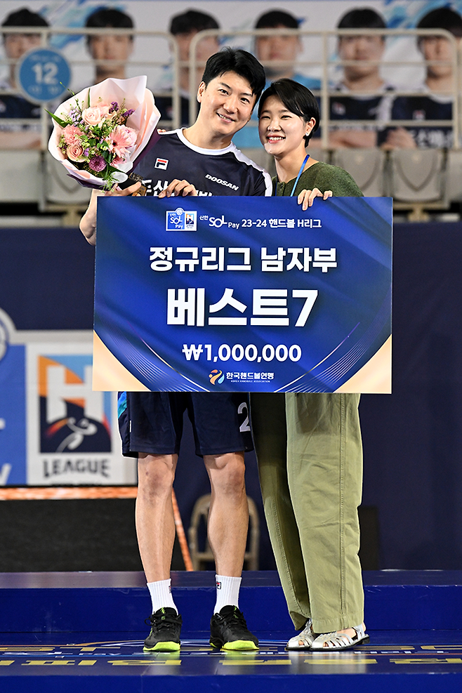 남자부 베스트 센터백 수상하는 두산 정의경. 사진=한국핸드볼연맹 제공