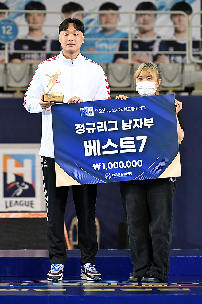 남자부 베스트 라이트윙 수상하는 인천도시공사 하민호. 사진=한국핸드볼연맹 제공