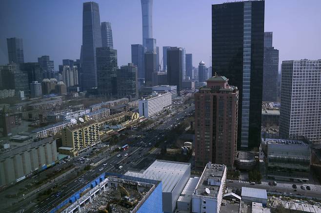 중국 수도 베이징의 지난달 18일 시내 중심가 비즈니스 지구 모습. 중국의 제조업과 투자는 2개월 만에 개선됐지만 부동산 부문 약세가 여전히 경제에 부담을 주고 있다고 중국 국가통계국(NBS)이 18일 발표했다. /AP=뉴시스