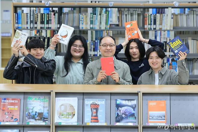 정현출 한국농수산대 총장이 지난 4월12일 '도서관의 날'을 맞아 재학생들과 자리를 함께 했다.
