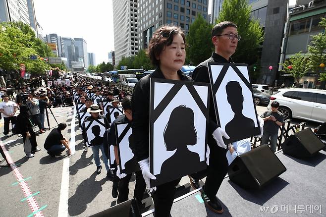 (서울=뉴스1) 이광호 기자 = 29일 오후 서울 태평로에서 전국공무원노조와 대한민국공무원노조 주최로 열린 '악성 민원 희생자 추모 공무원노동자대회'에서 참가자들이 영정을 들고 단상에 오르고 있다. 2024.4.29/뉴스1  Copyright (C) 뉴스1. All rights reserved. 무단 전재 및 재배포,  AI학습 이용 금지. /사진=(서울=뉴스1) 이광호 기자