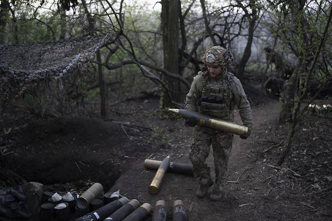우크라이나도네츠크주 크레민나 전선에서 곡사포탄을 옮기는 중인 아조우 연대 소속 우크라이나 병사. /AP=뉴시스