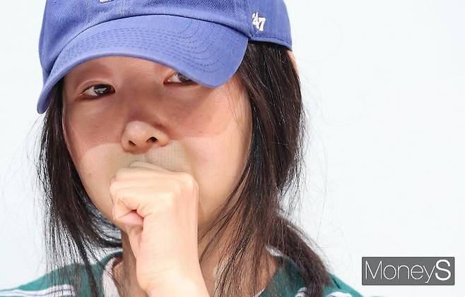 그룹 '뉴진스' 소속사 어도어(ADOR) 민희진 대표와 어도어 모회사 하이브(HYBE)의 충돌이 법정 공방으로 옮겨졌다. 사진은 지난 25일 서울 서초구 한국컨퍼런스센터에서 긴급 기자회견을 가진 하이브 경영권 탈취 의혹을 받는 어도어 민희진 대표. /사진=임한별 기자