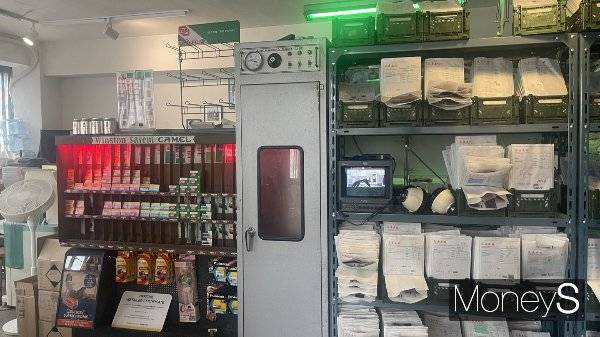 필름 카메라의 인기에 따라 다양한 필름 현상소들이 등장했다. 사진은 서울 중구 을지로 한 필름 현상소 내부 모습. /사진=최문혁 기자