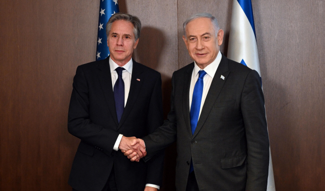 1일 이스라엘을 방문한 토니 블링컨(왼쪽) 미국 국무장관이 베냐민 네타냐후 총리와 악수하고 있다.  신화통신 연합뉴스